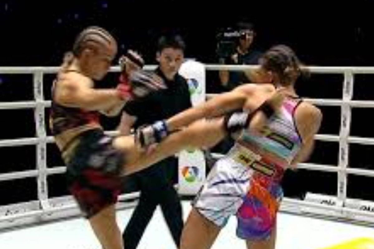 Klap of sleutelbeen? Kickbokser knock-out door eigen schouder