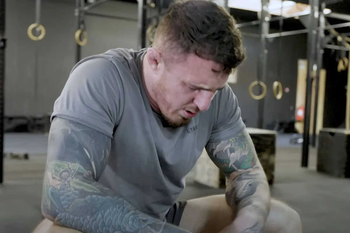 UFC kampioen Tom Aspinall stort in tijdens eerste CrossFit-workout