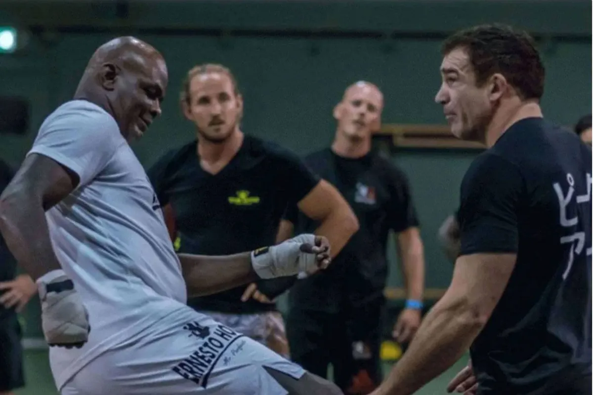 Peter Aerts en Ernesto Hoost onderuit – dankzij één man en 1 trap!