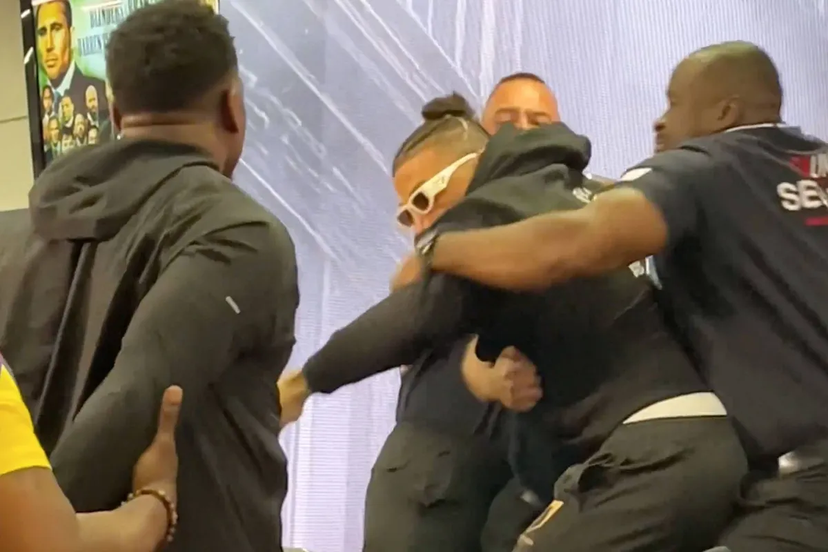 ‘Wat gebeurt hier?!’ – Tafelvliegende chaos bij Misfits Boxing 21 persconferentie