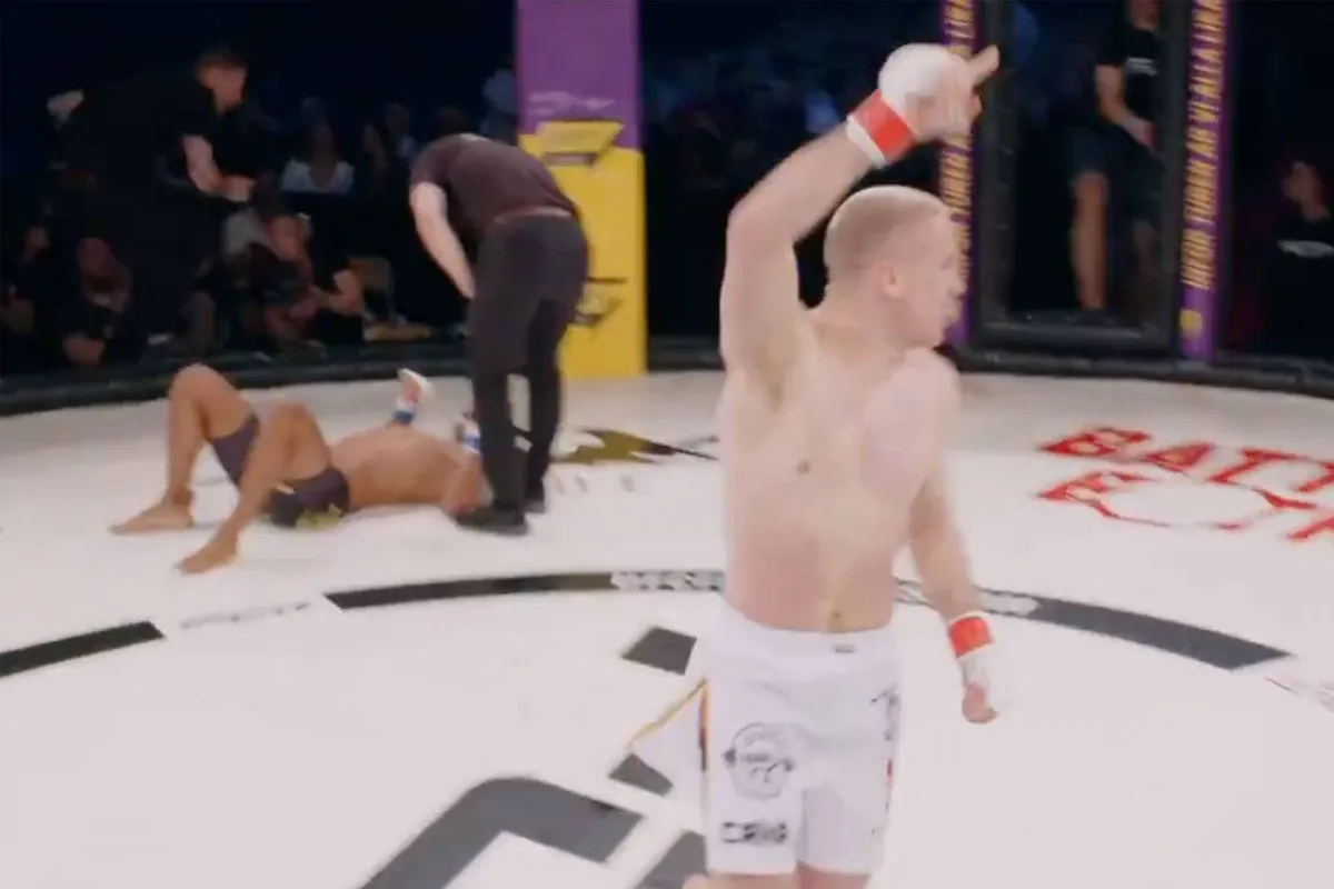 Fans geloven hun ogen niet - vechter wint met knipoog MMA wedstrijd