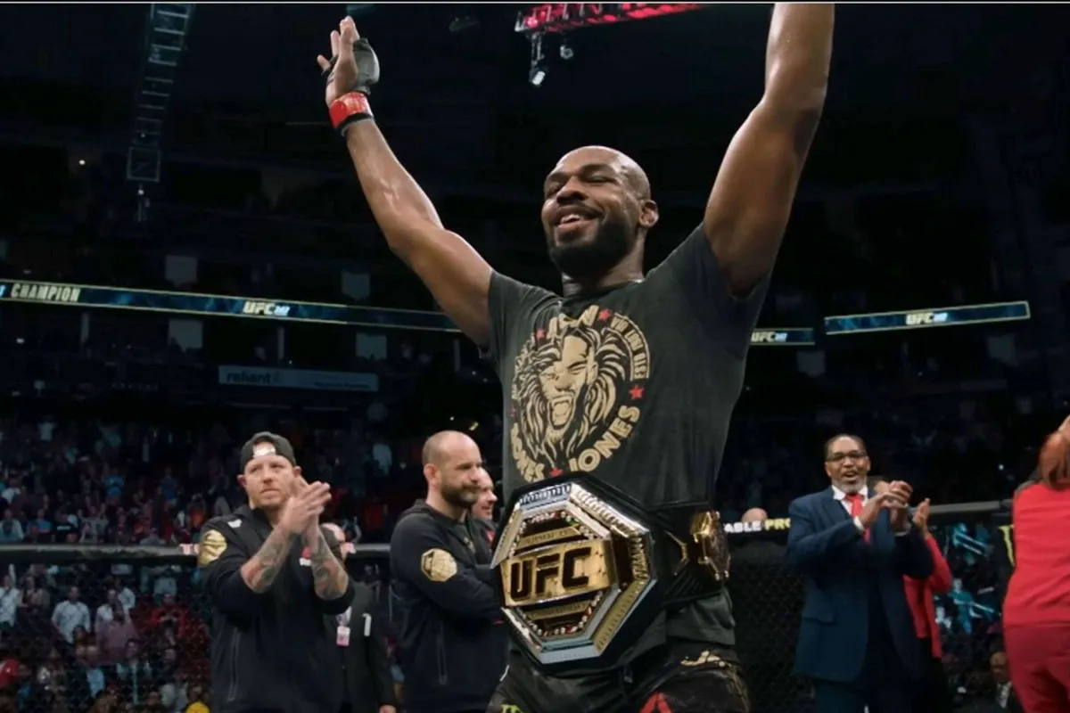 Woede om UFC ster Jon Jones vlucht naar Thailand - moet titel afgeven
