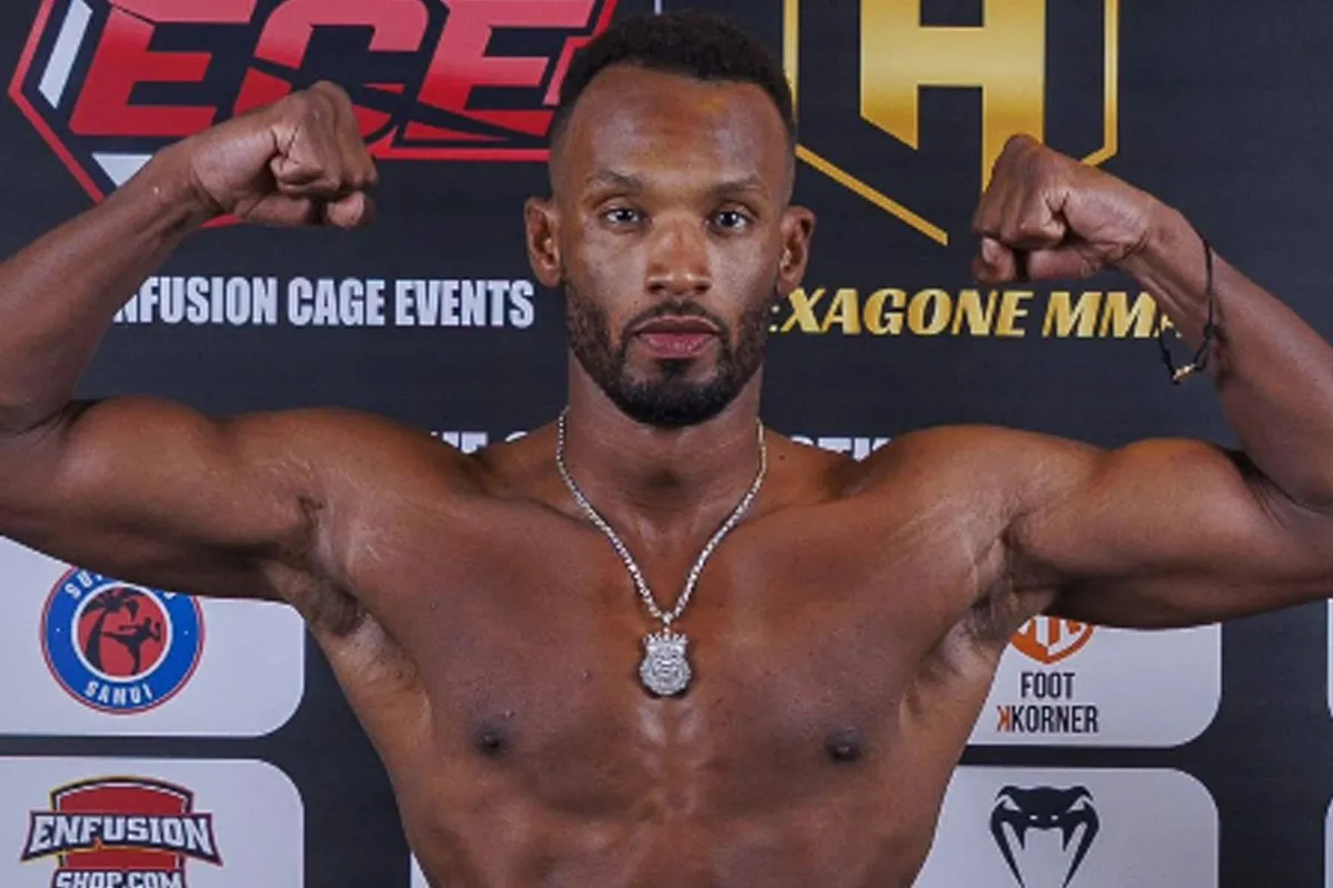 Filmcamera's uit, vechthart aan – Noach Blyden sloopt Russische vechtmachine