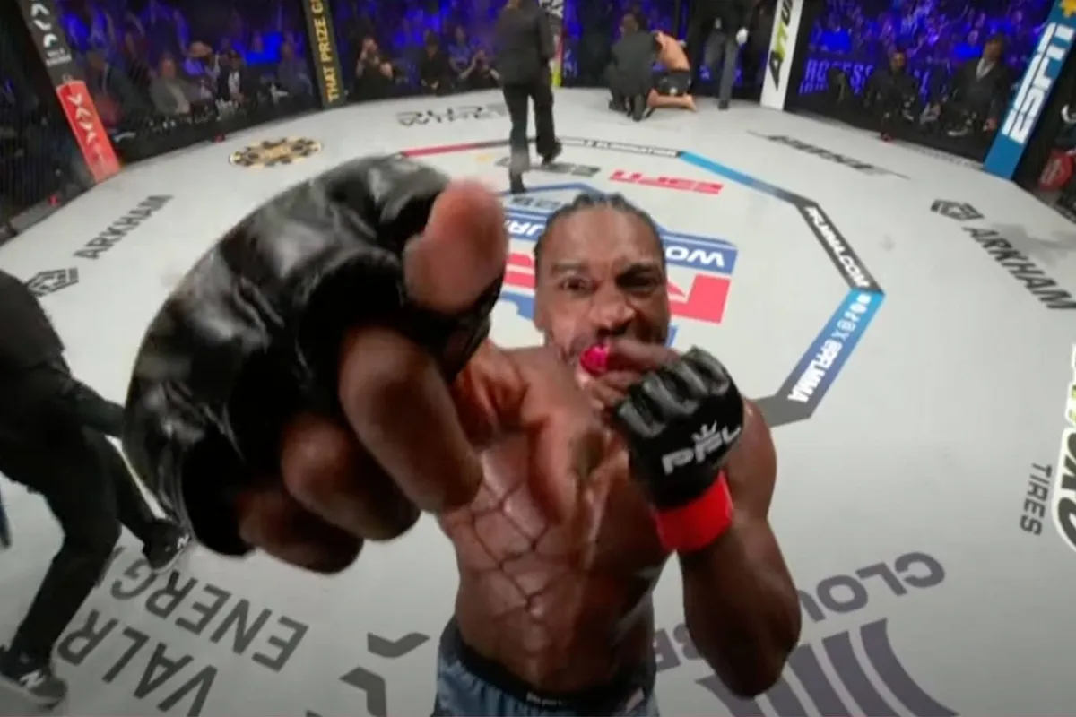 KO op z’n 40e! MMA killer sloopt ex-kampioen in bizarre comeback