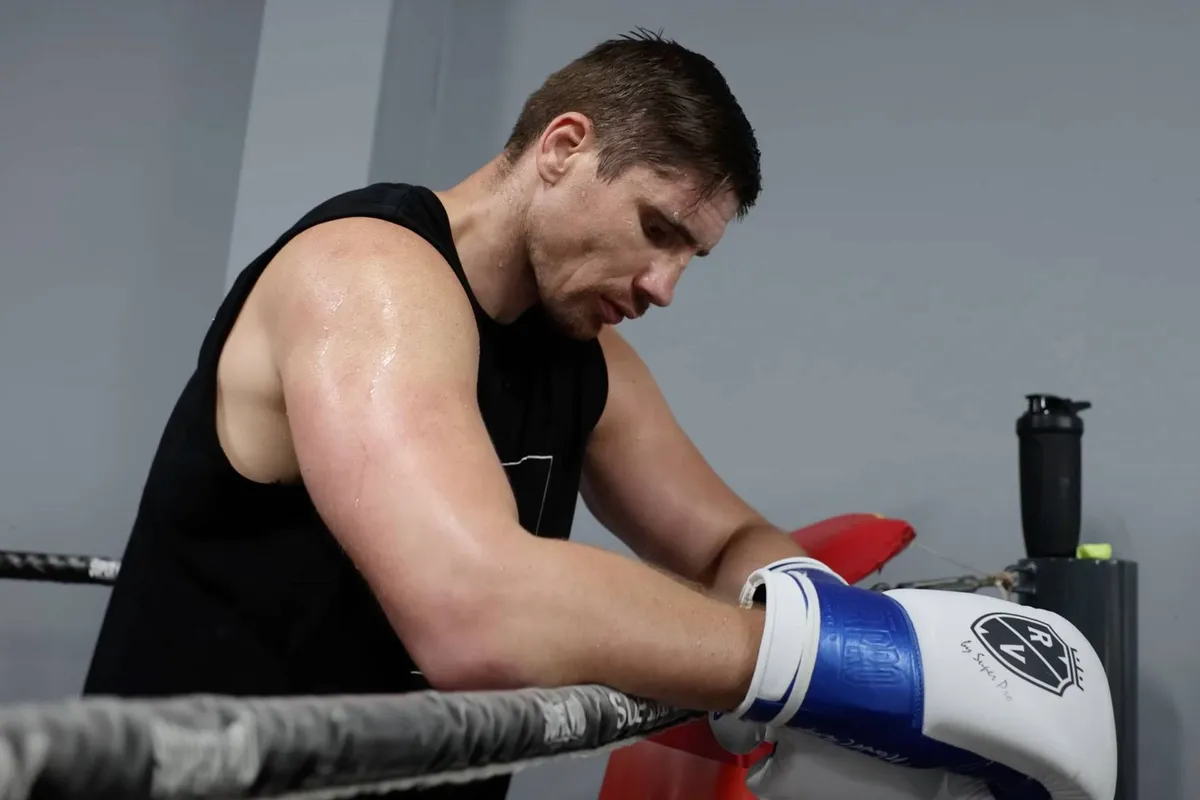 Te klein, ik? Rus dreigt Rico Verhoeven compleet uit elkaar te slopen