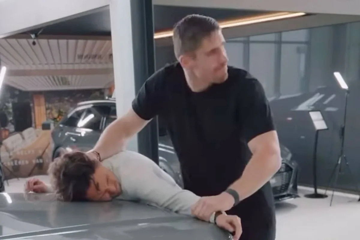 Rico Verhoeven trapt lastige klant auto in - spierballen taal
