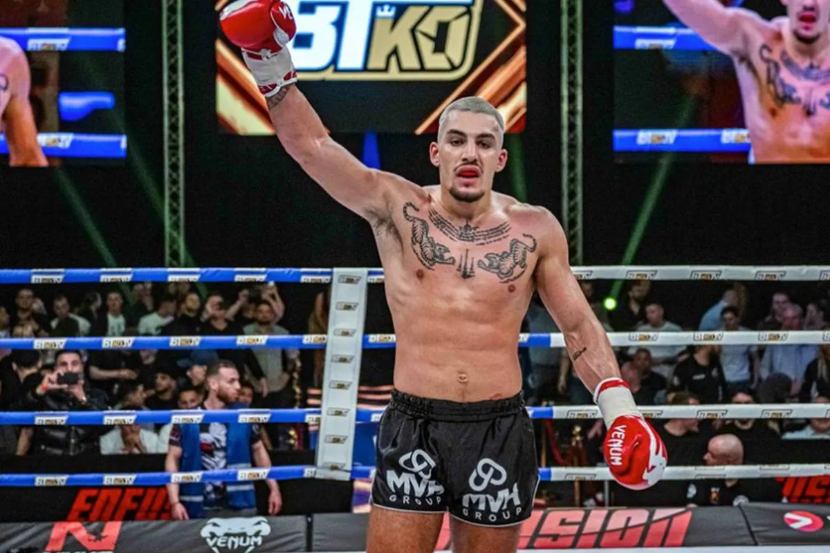 Ongekend! Thian de Vries sloopt tegenstander met bizarre knock-out