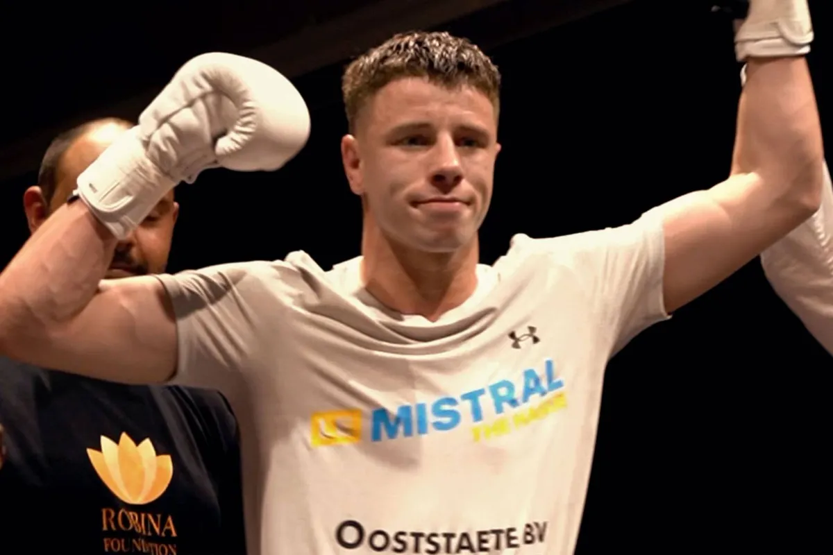 Bokstopper Tony Jas sloopt tegenstander in 1 ronde - publiek sprakeloos!