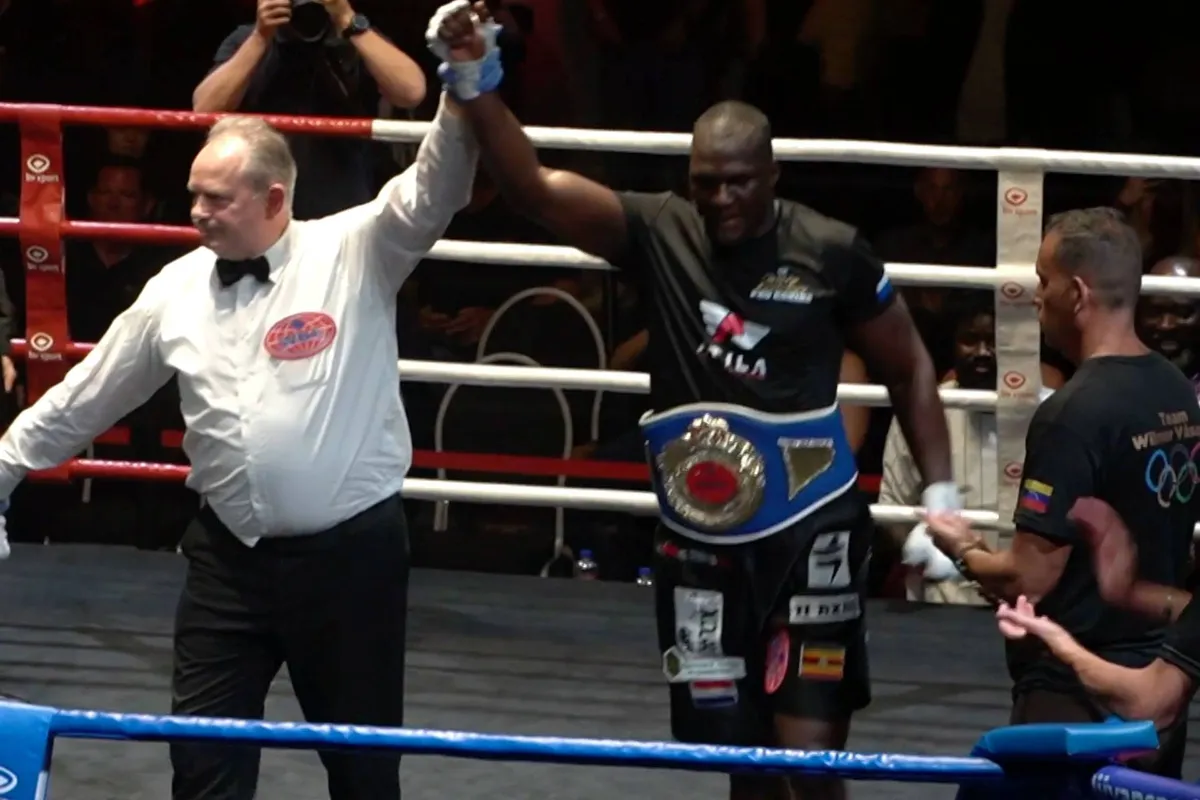 Willy Kyakonye sloopt rivaal Vásquez in Leeuwarden - wereldtitel in 3 minuten beslist