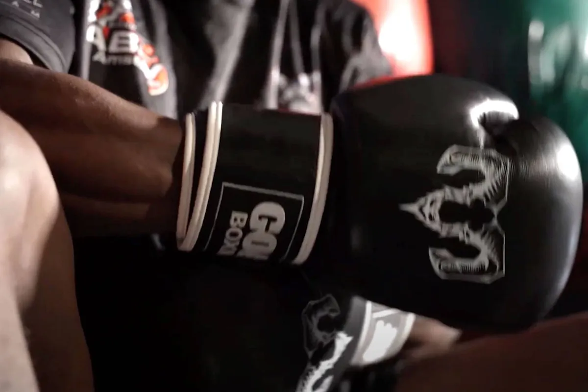 Twee Nederlandse boksers zetten leven op pauze - hun verhaal raakt je!