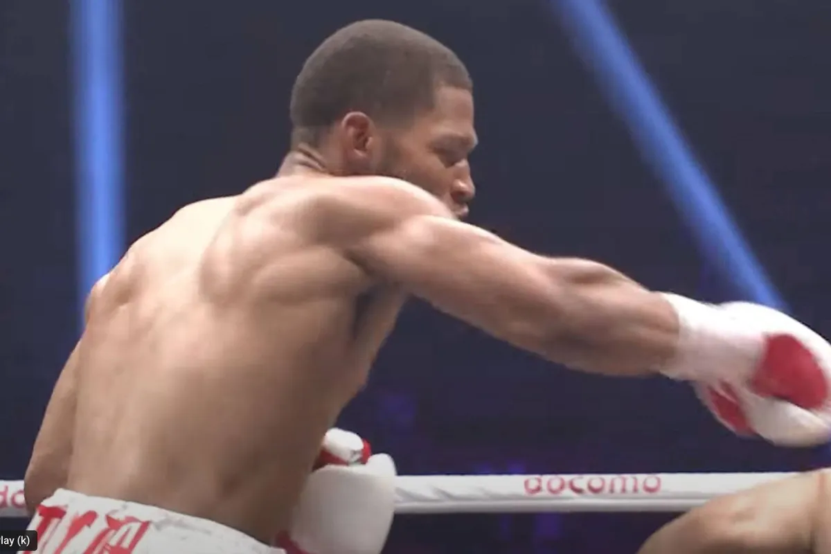 'Hij bewoog niet meer!' Jongste bokskampioen slaat tegenstander levenloos neer!