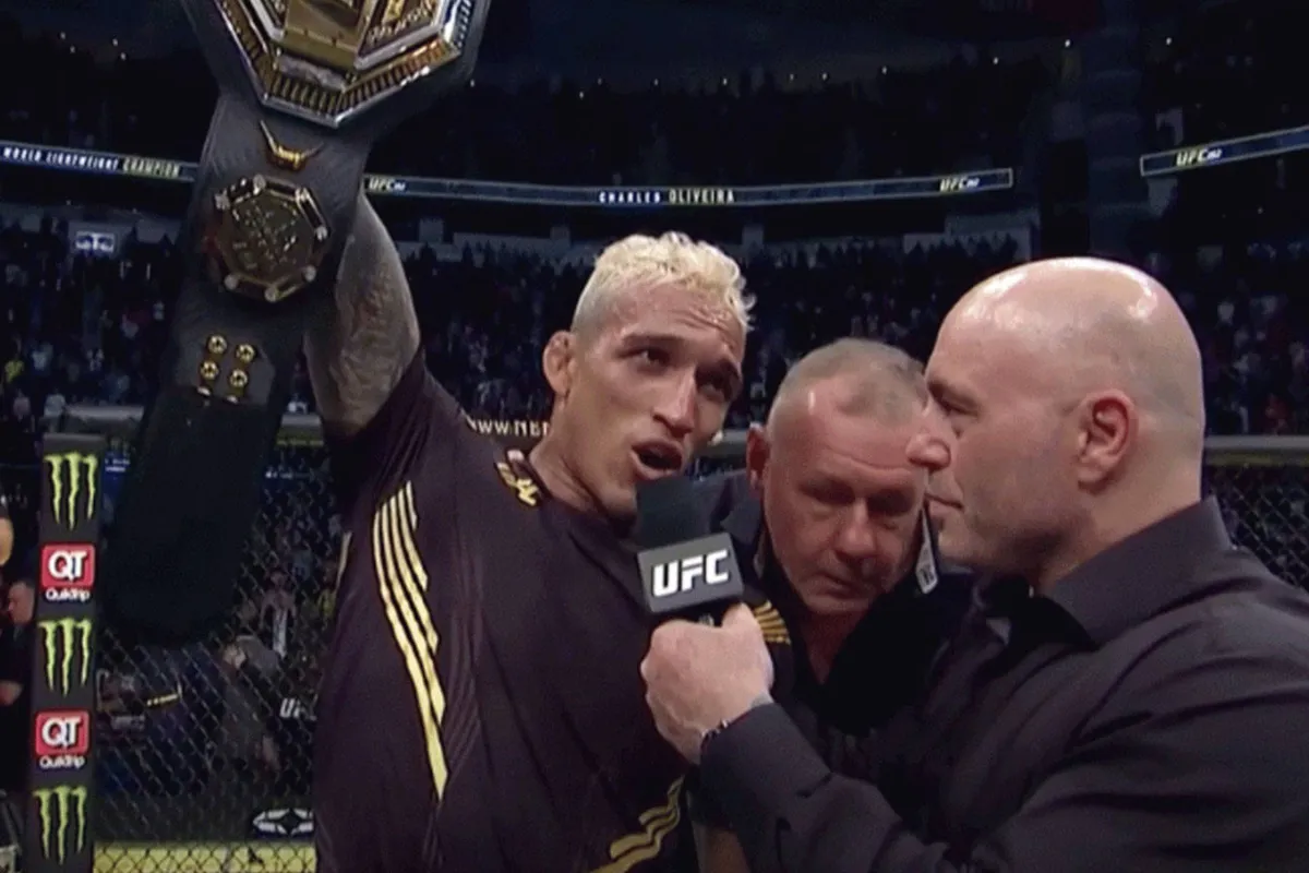 Niemand lukte dit ooit eerder in de UFC… tot dit icoon kwam!