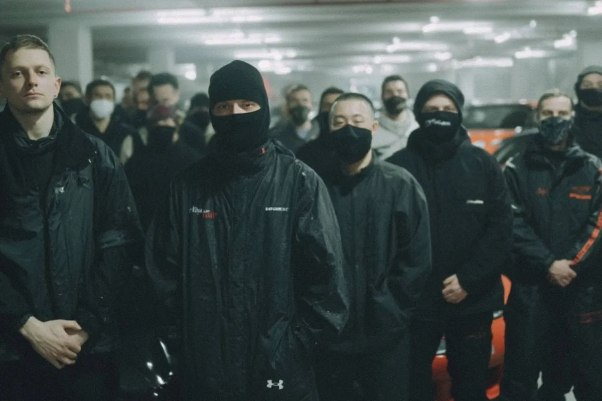 Gevaarlijke bendeleden vechten voor geld bij UFC-ster thuis!