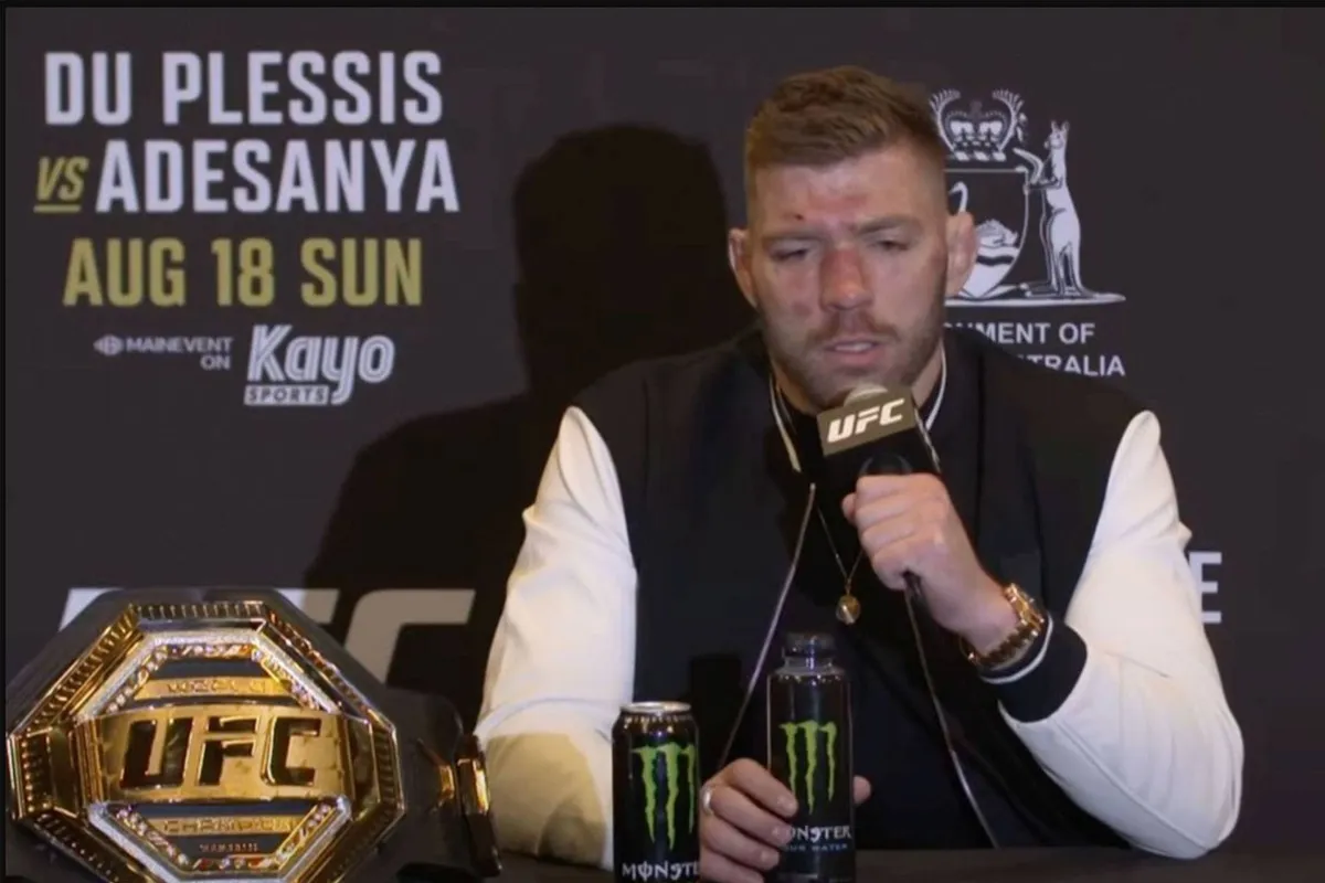 OEPS! UFC Held Du Plessis lekt mega clash - Hotelruzie eindigt in titelgevecht?