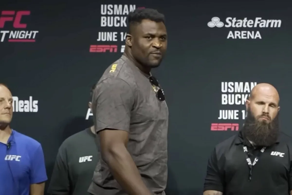 Paniek en gejuich: Oud kampioen Ngannou duikt UFC podium op - schrikmoment!