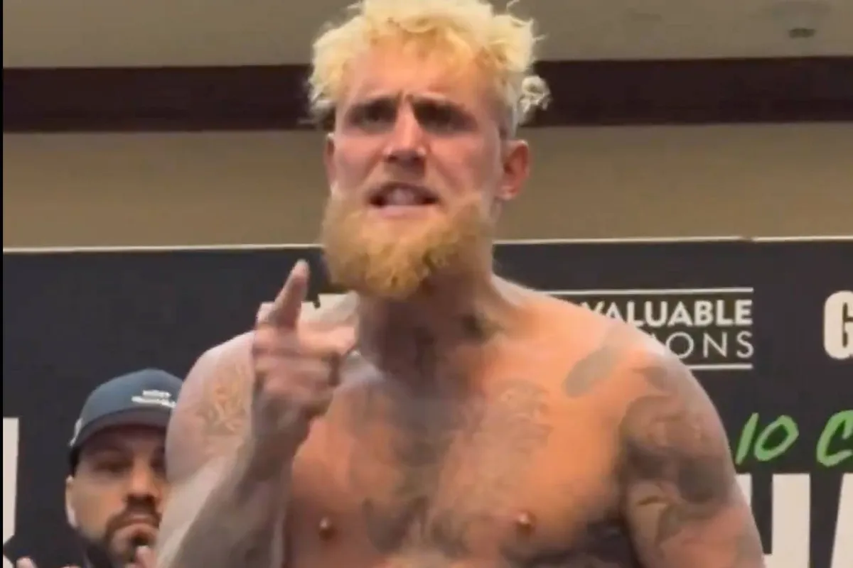Jake Paul flipt compleet op uit podium: 'Wie denk je dat ik ben?!'