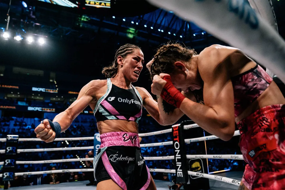 Van kus naar klappen! BKFC vechter Eye slaat rivaal kapot na gewaagde zoen