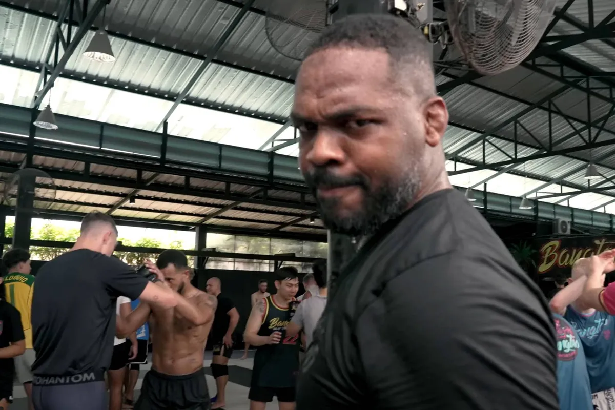 Fans drijven UFC ster Jones tot het uiterste over gevecht met Aspinall – dit is zijn reactie!