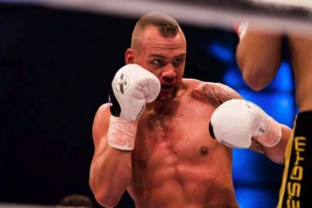 Wat een klap! Ex-Glory Van Heeckeren sloopt tegenstander in Tsjechische ring