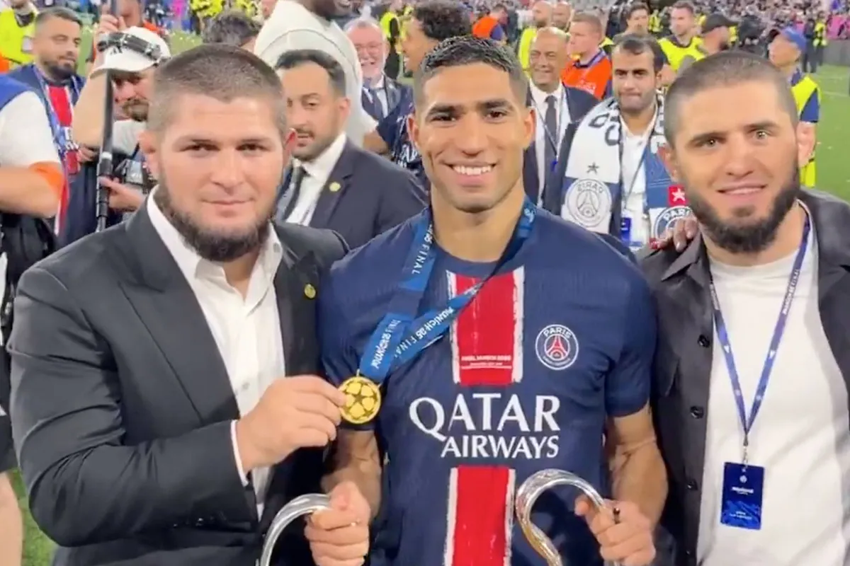 UFC icooon Khabib straalt met Hakimi in München bij PSG’s grote winst - was eerst geen fan!