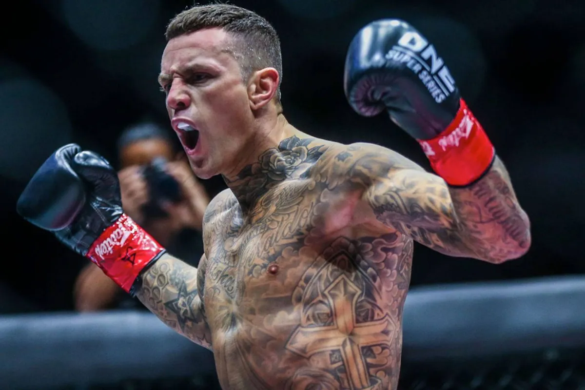 Nieky Holzken wil oorlog: 'Ik sla je kop nog een keer plat!'