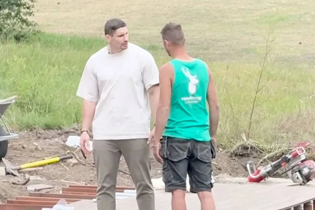 Rico Verhoeven gooit timmerman het water in - kijkers ontdekken iets raars!