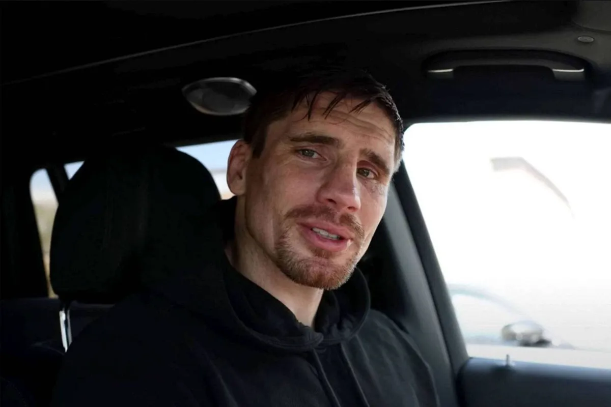 Rico Verhoeven vastgetaped in achterbak auto gegooid: wat is hier aan de hand?