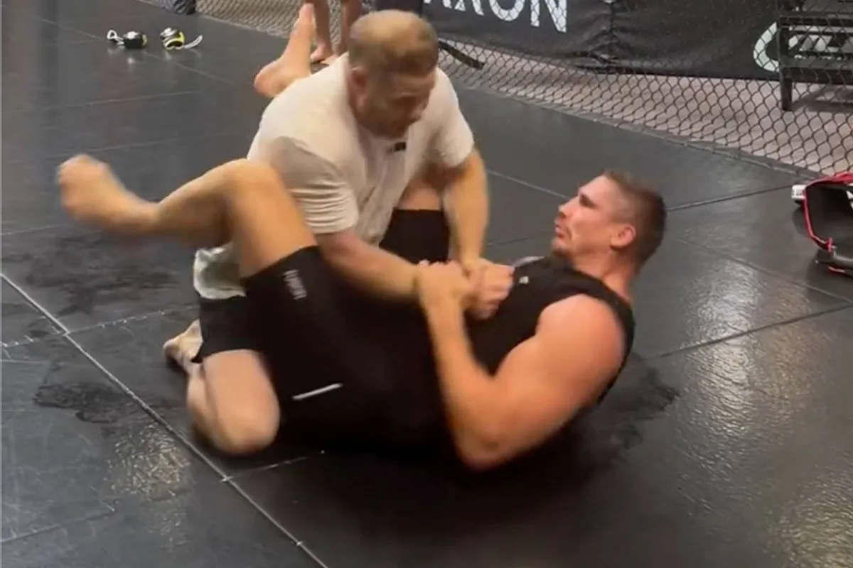 WAT?! Rico Verhoeven verrast met brute MMA training – slaat nieuwe weg in?