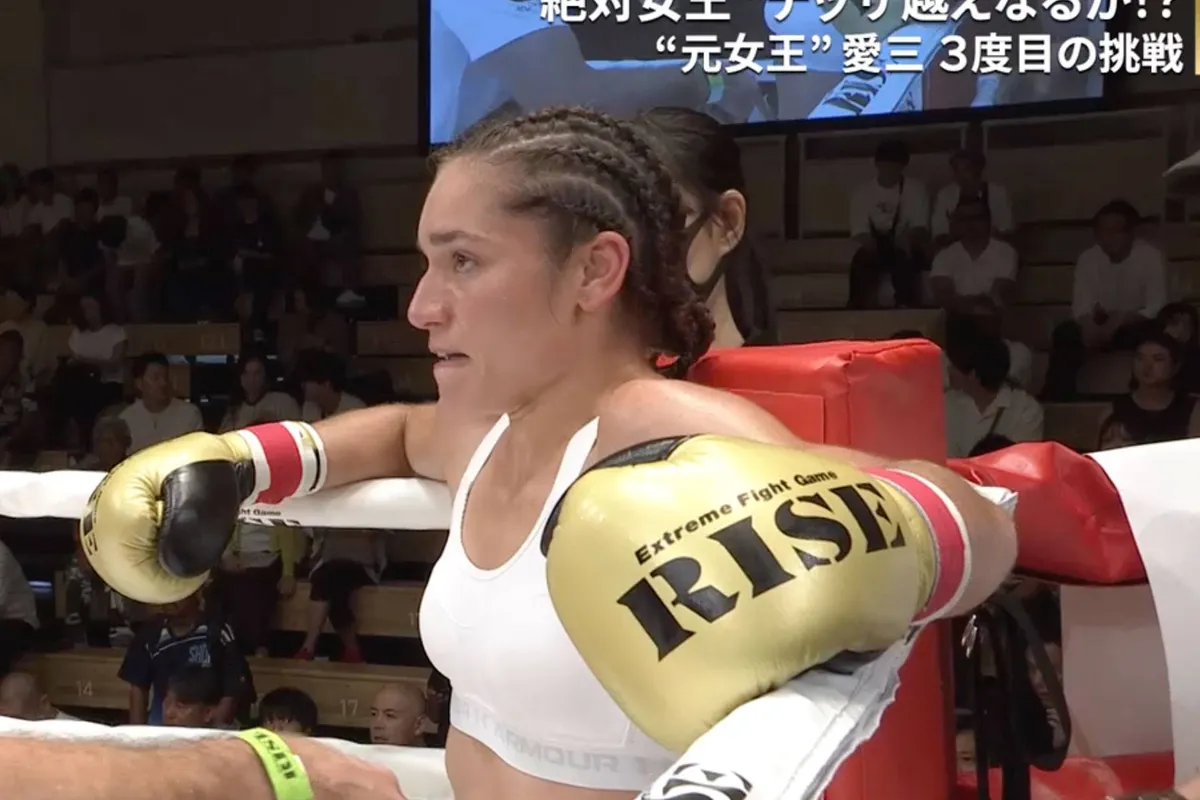 Topkickbokser De Kom maakt gehakt van Japanse in bloedstollende rematch