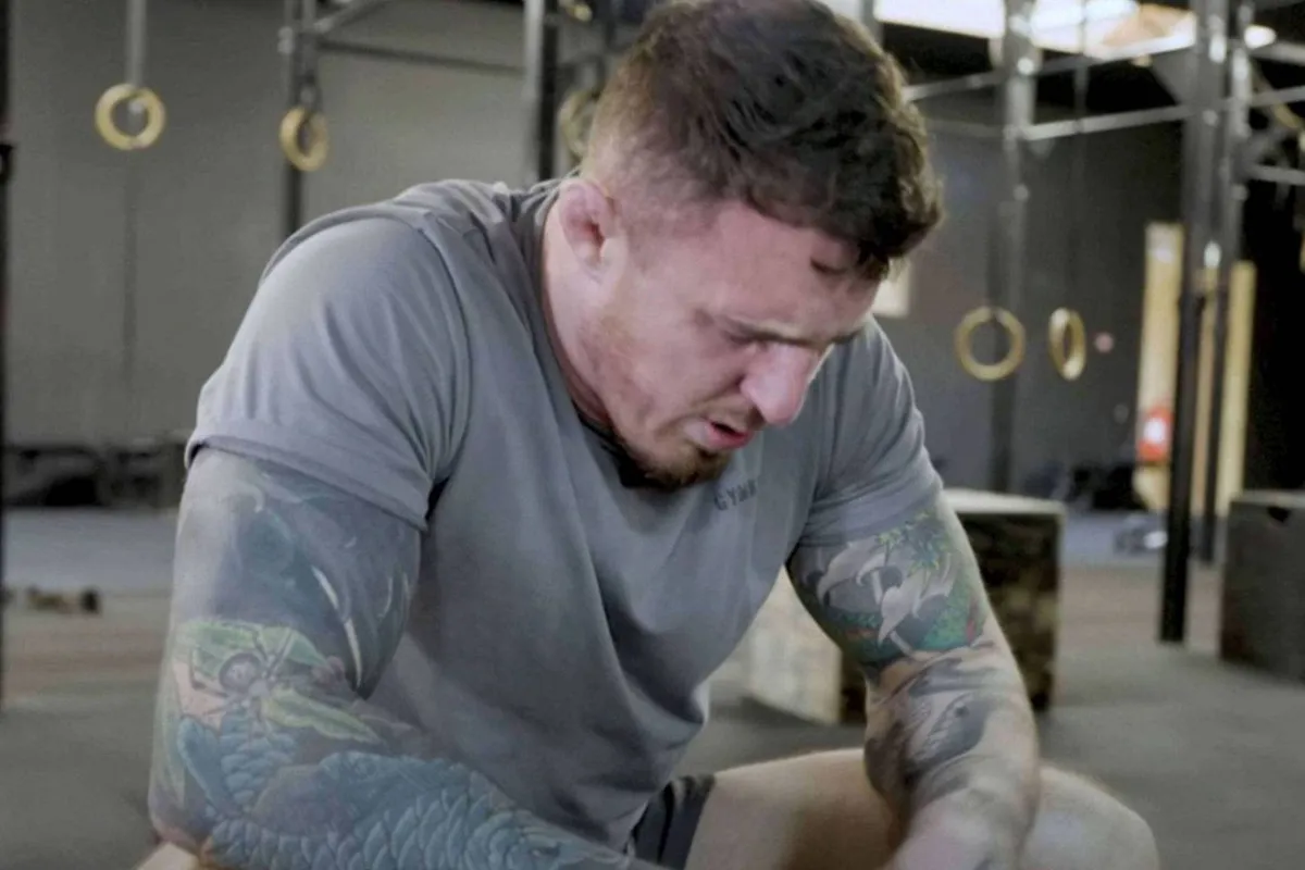 ‘Expres kapot maken!’ UFC kampioen Aspinall slachtoffer bewuste haat-actie?