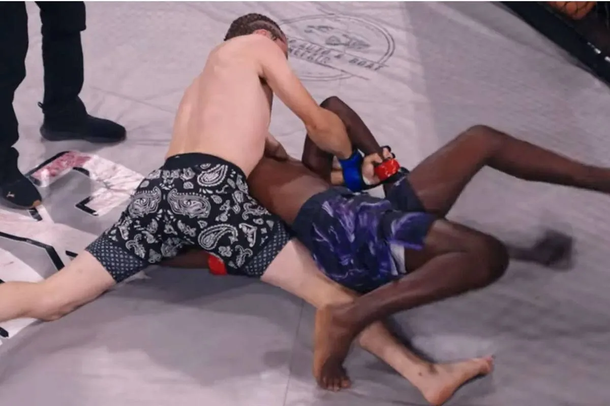 Publiek kokhalst! Armbreuk MMA vechter maakt iedereen ziek – 'Ik hoor het nog steeds'