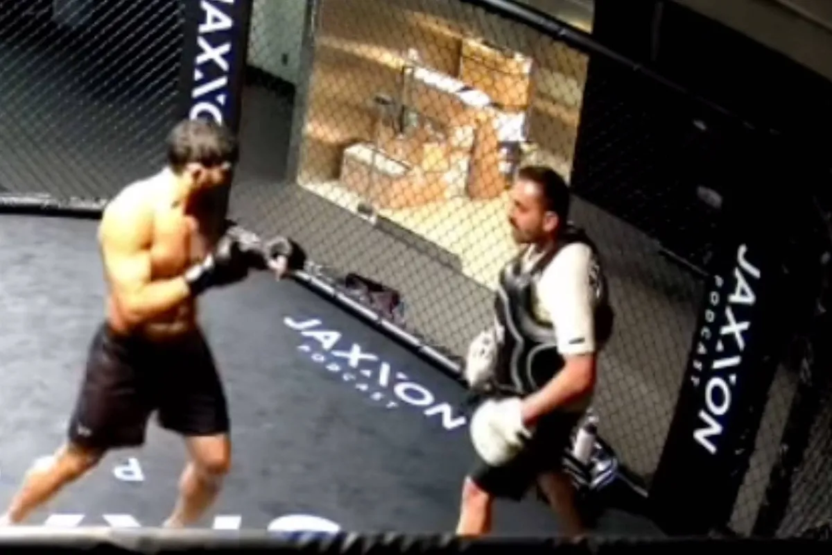 Niet oké! UFC vechter schopt coach keihard de kooi uit - chaos in de trainingszaal