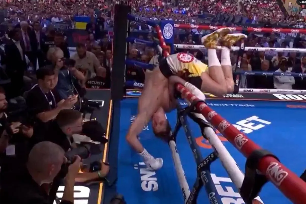 NOU JA! Usyk's teamgenoot vliegt twee keer uit de ring en wint tóch gevecht - schande of spektakel?