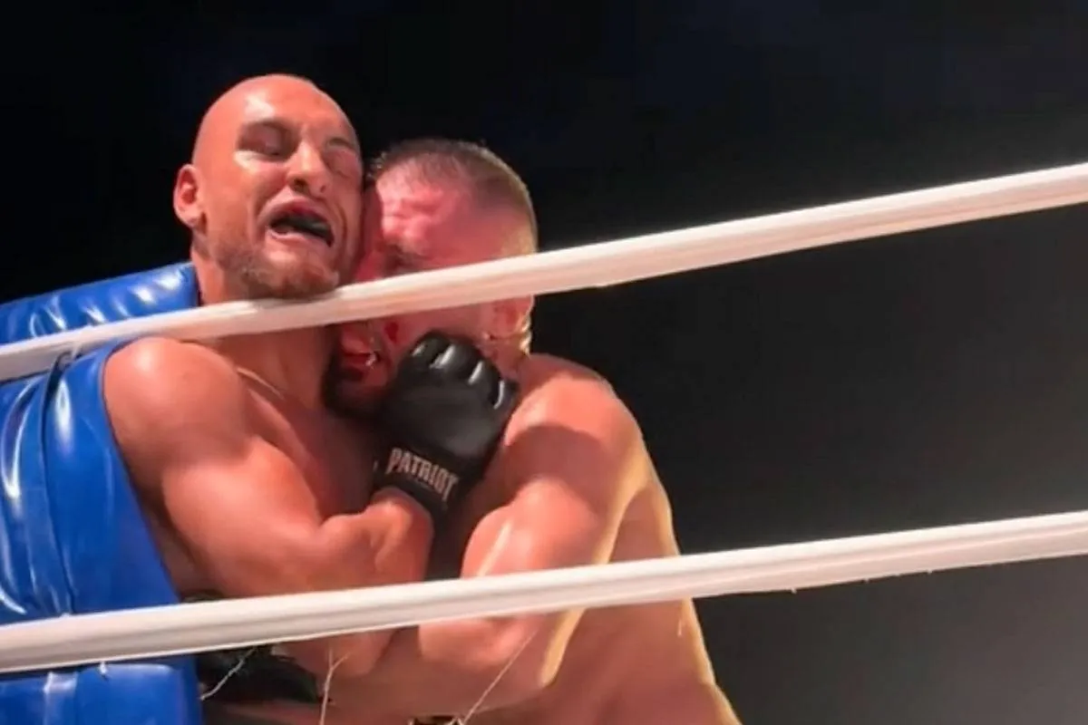 Totale gekte! MMA-vechter bijt oor af van tegenstander live op TV