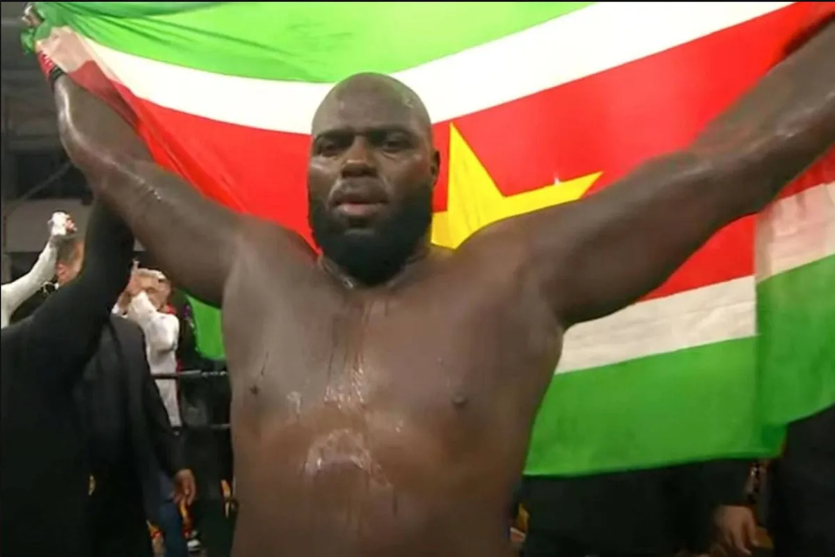 Surinaamse UFC-ster Bigi Boy Rozenstruik krijgt titelkans in snoeihard gevecht