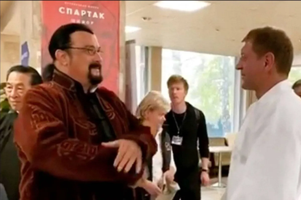 Jean-Claude Van Damme sloopt Steven Seagal - en het is lelijk!