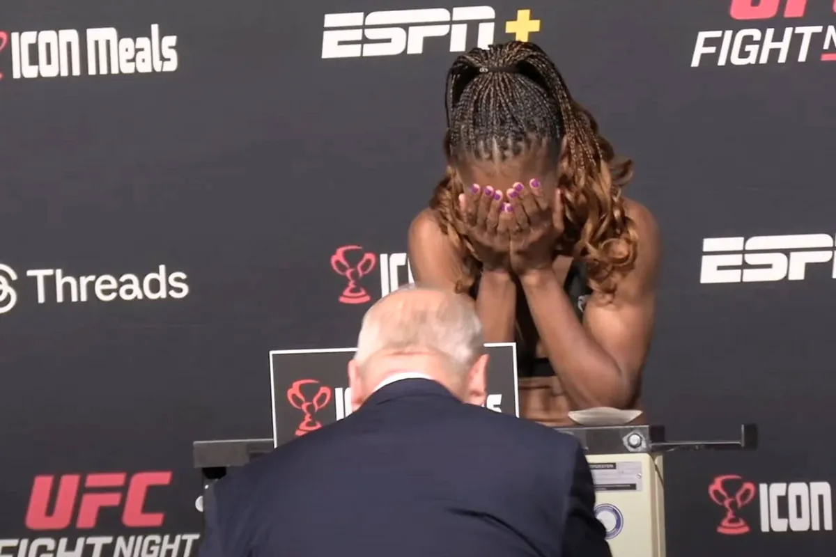 Must see! UFC-vechter Angela Hill trekt borsten uit topje tijdens weging