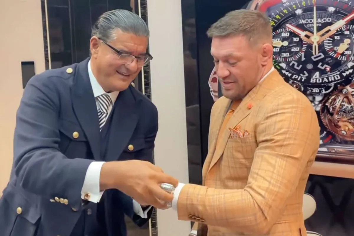 Waanzin! UFC ster McGregor koopt extreem duur horloge - terwijl kinderen honger lijden!