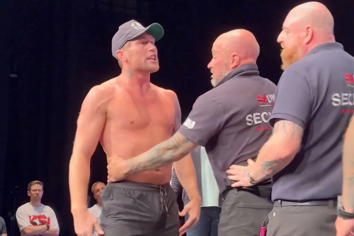 Zwaar opgefokte vechter Till schopt beveiliger omver bij Rockhold face off – chaos bij Misfits Boxing