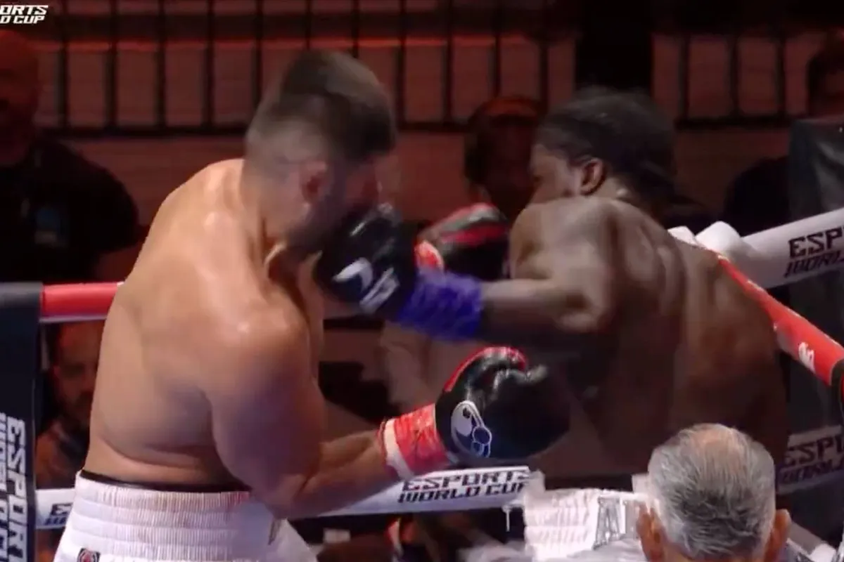 Bloederig boksdrama! Hrgovic vecht met opengeslagen gezicht en sloopt Adeleye