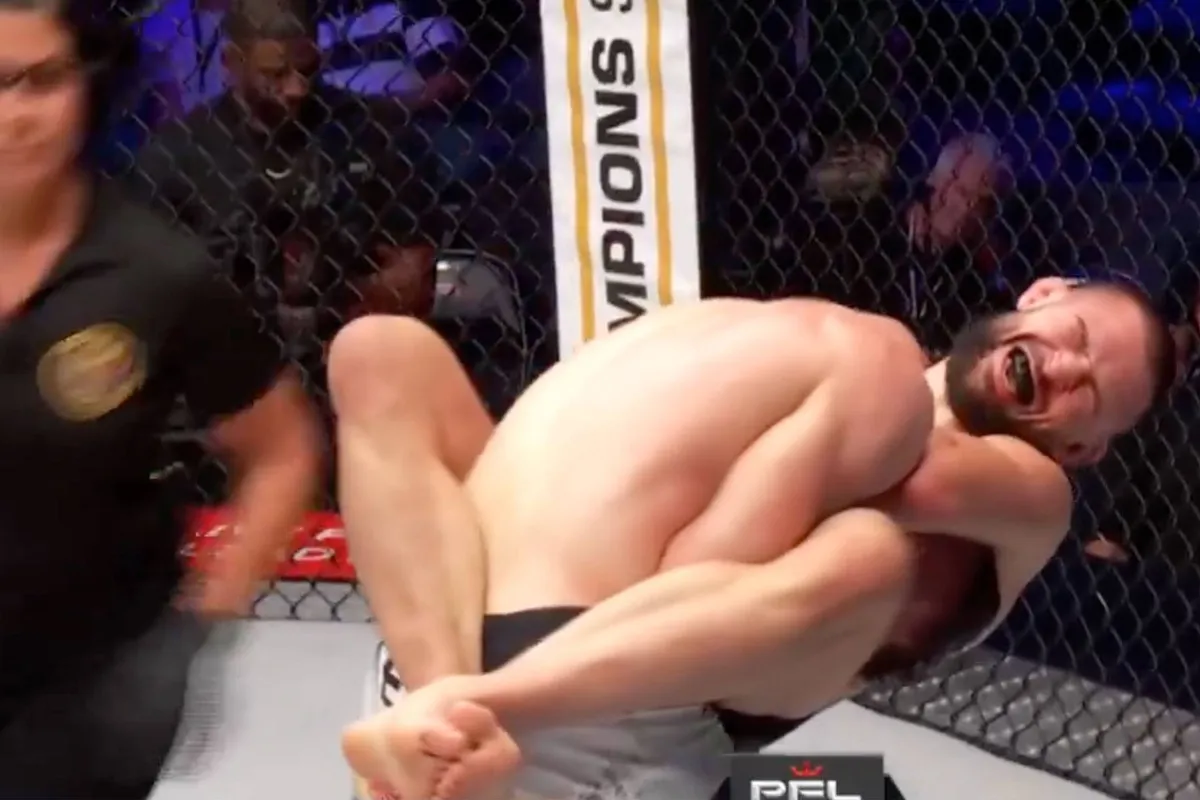 Ongekend drama! MMA vechter klapt levenloos neer na grove fout scheidsrechter