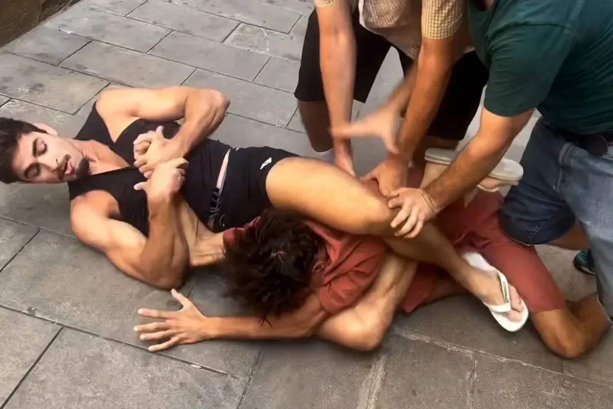 Bekende MMA-vechter legt dief plat in Barcelona met jiu-jitsu - heldendaad!