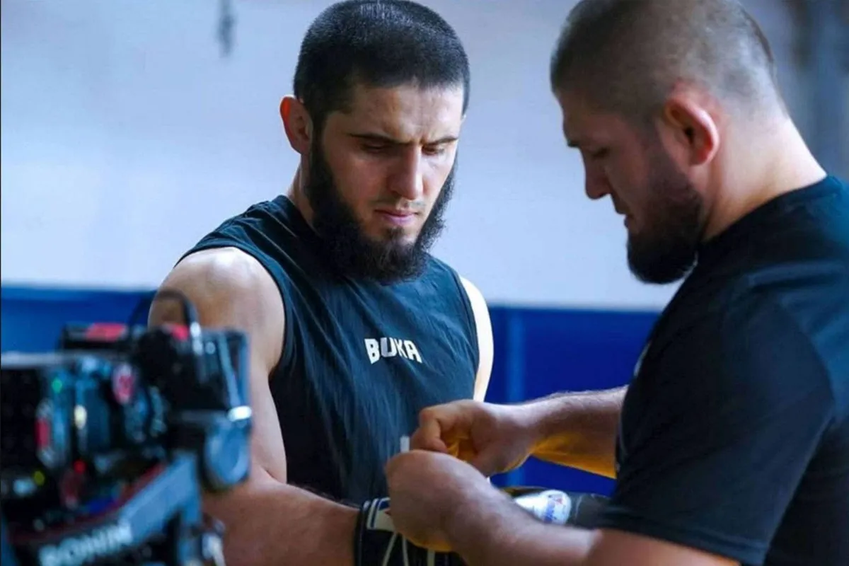 Wanneer moet UFC ster Islam Makhachev met pensioen gaan? Icoon Khabib geeft advies!
