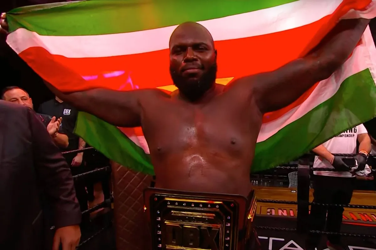 Keiharde knock-out: Surinaamse krachtpatser Bigi Boy Rozenstruik pakt historische DBX-titel