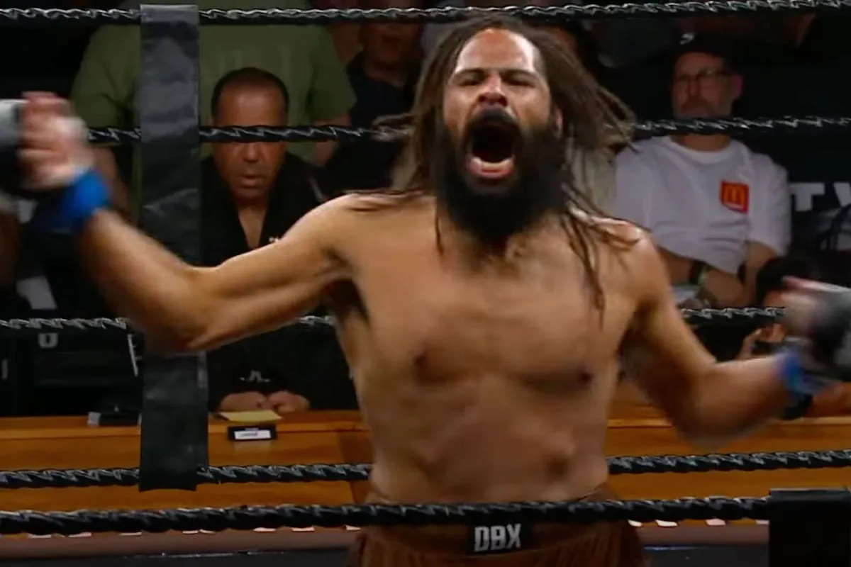 47-jarige UFC-veteraan volledig verwoest in bruut bargevecht - tijd om te stoppen!