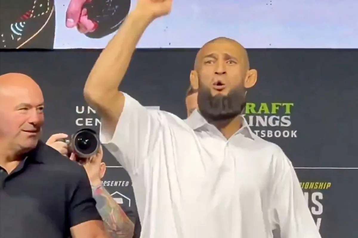 Khamzat Chimaev roept ‘Allahu Akbar’ - UFC-baas schrikt en grijpt in