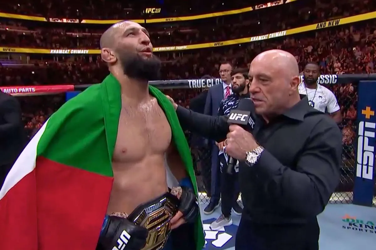 Khamzat Chimaev domineert Dricus Du Plessis en pakt de UFC-titel in Chicago