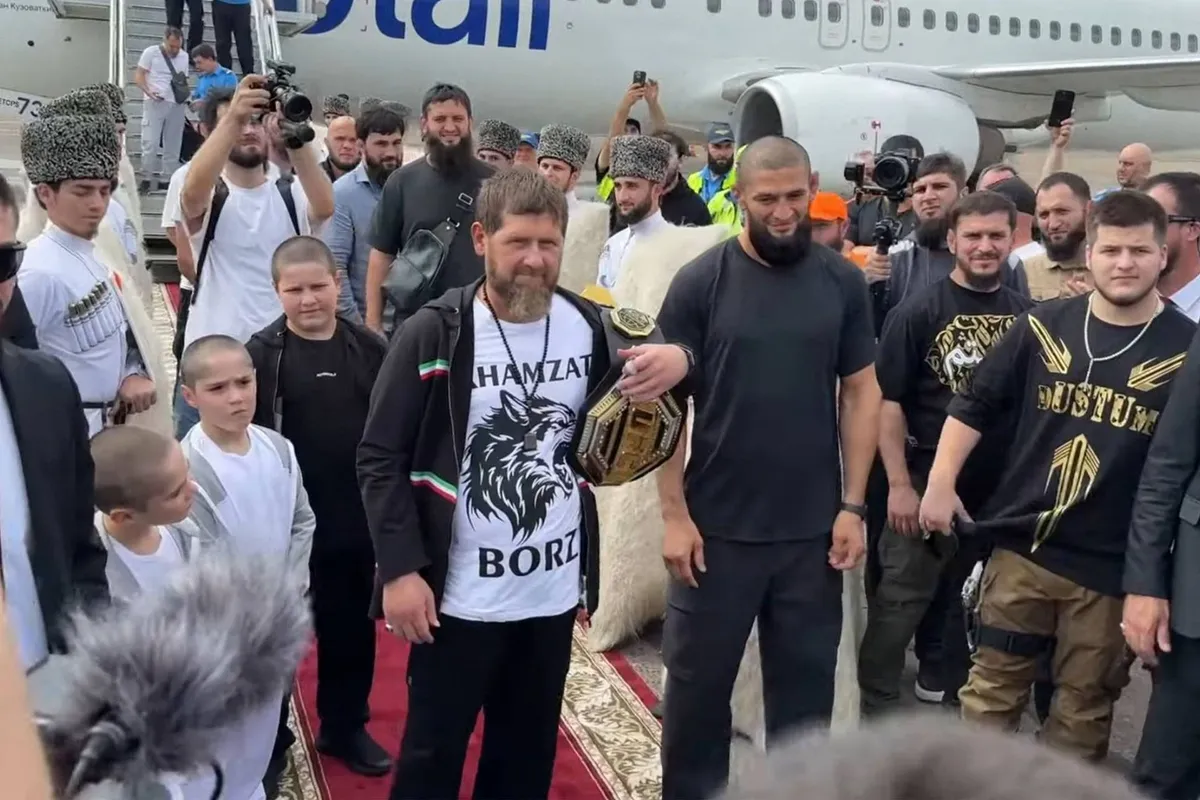 Held of omstreden? Khamzat Chimaev viert UFC-zege in Tsjetsjenië