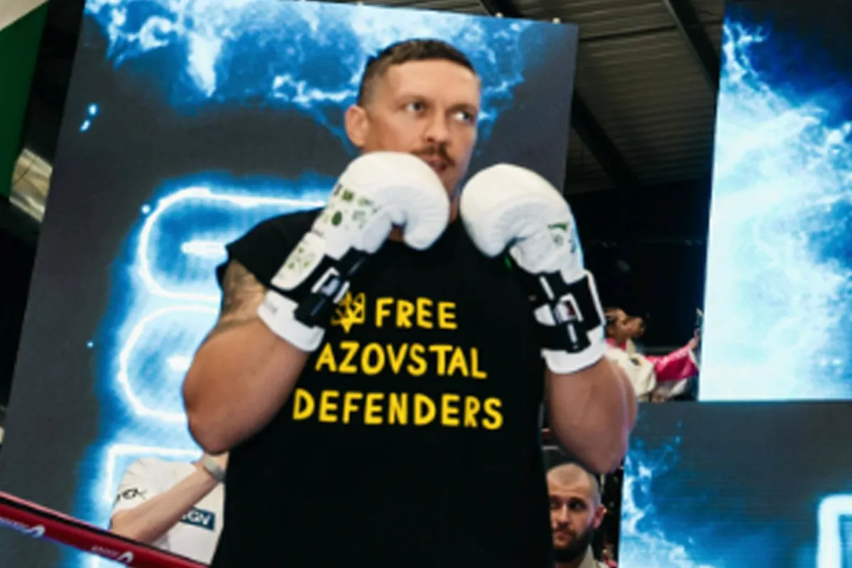 Losse voetjes?! Video boksicoon Usyk zorgt voor kritiek en ongeloof in bokswereld