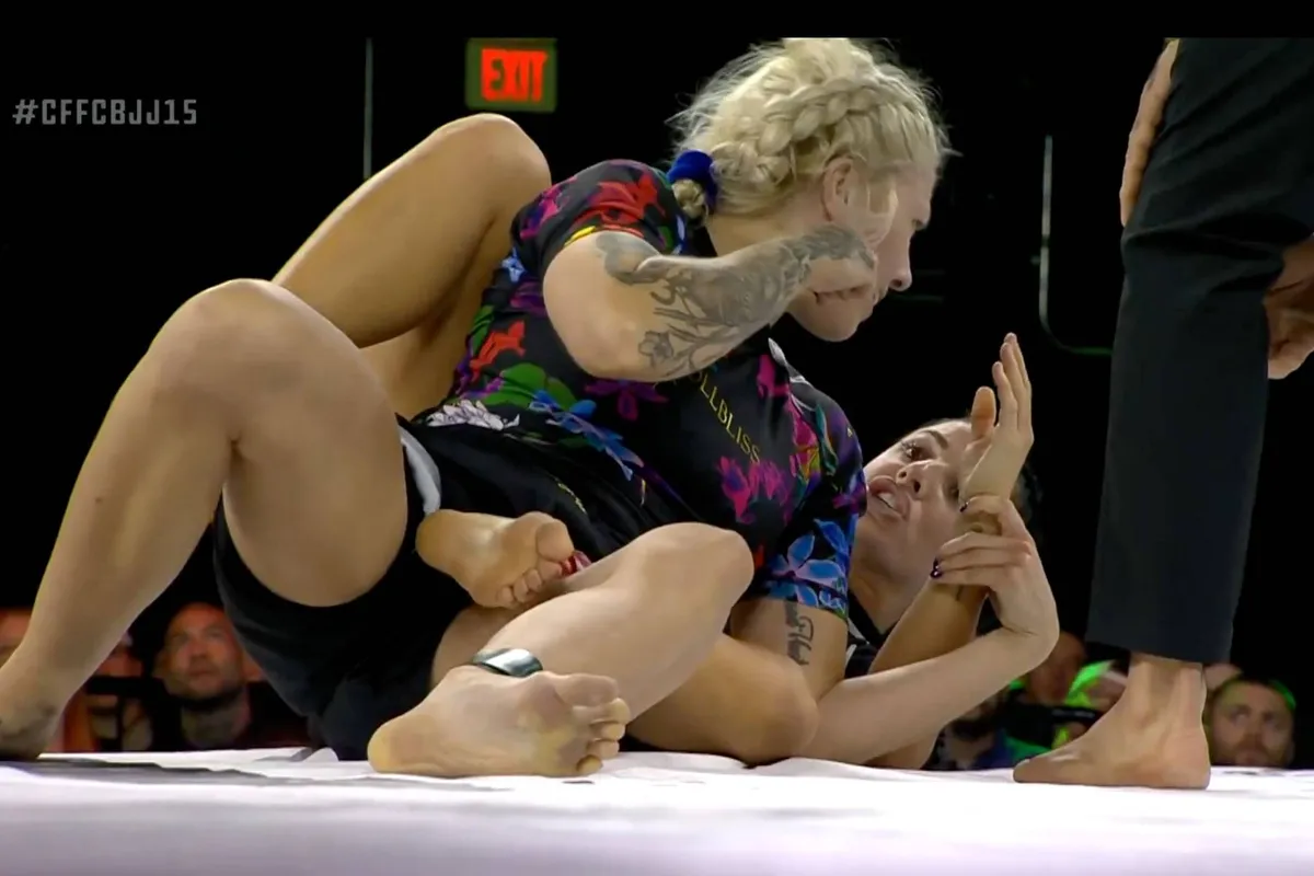 Gruwelijk moment: MMA-vechter breekt arm op eigen kin | Kijken